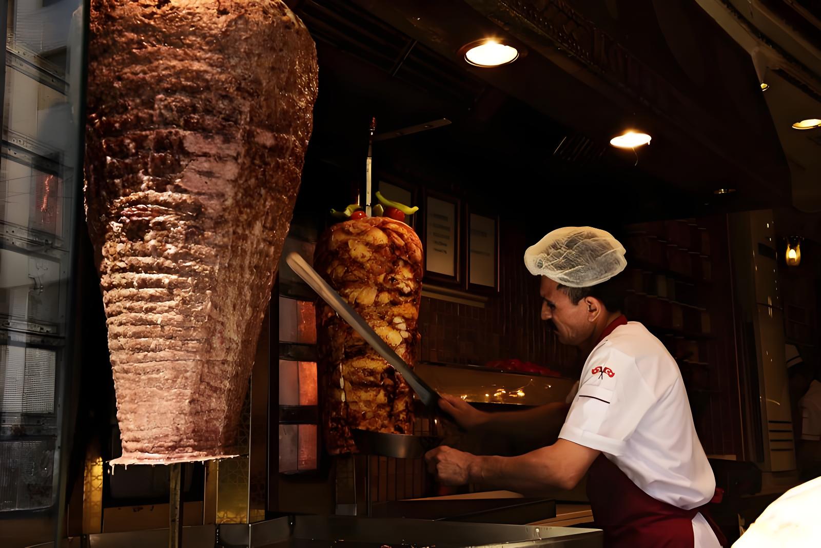 Doner Kebab turco: la integración de la cocina tradicional y la tecnología moderna